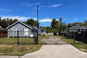1013 Bennington St, Houston, TX 77022 - Photo 11