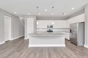 2703 Brown Lk St, Houston, TX 77008 - Photo 9
