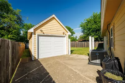 827 Bell Drive, Euless, TX 76039 - Photo 17