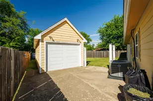 827 Bell Dr, Euless, TX 76039 - Photo 17