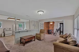 827 Bell Dr, Euless, TX 76039 - Photo 3