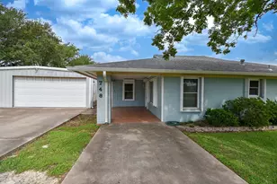 748 W Bayshore Dr, Palacios, TX 77465 - Photo 3