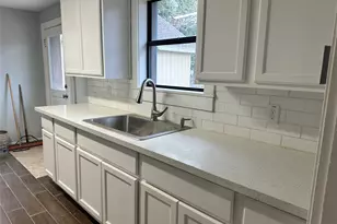 912 W Cleveland St, Alvin, TX 77511 - Photo 1