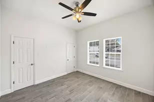 1550 Lombardy St, Houston, TX 77023 - Photo 9
