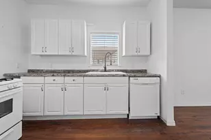 815 N 14th St, Nederland, TX 77627 - Photo 11