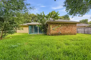 810 Sunnybrook Ln, Baytown, TX 77521 - Photo 3