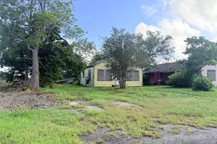 401 E Ward St, Refugio, TX 78377 - Photo 3