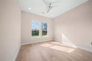 312 Queen Sude Ln, Houston, TX 77091 - Photo 11