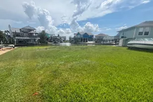 422 Tahiti Rd, Tiki Island, TX 77554 - Photo 1