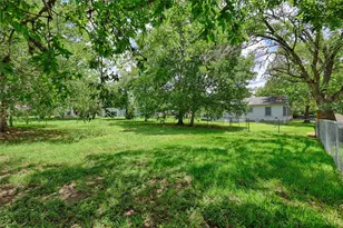 903 N Glendale St, Hallettsville, TX 77964 - Photo 21