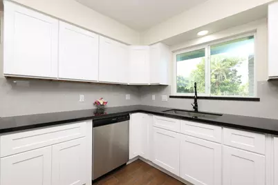 9015 Vinearbor Street, Houston, TX 77033 - Photo 9