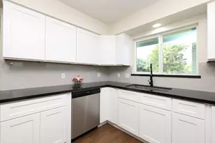 9015 Vinearbor St, Houston, TX 77033 - Photo 9