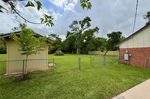 114 Edgewater St, Clute, TX 77531 - Photo 3