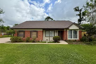 114 Edgewater St, Clute, TX 77531 - Photo 1