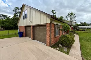 114 Edgewater St, Clute, TX 77531 - Photo 5