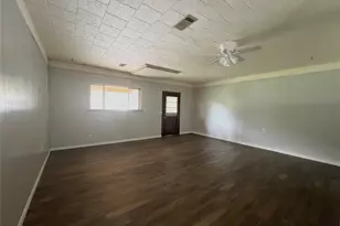 2206 Nancy Lou St, El Campo, TX 77437 - Photo 5