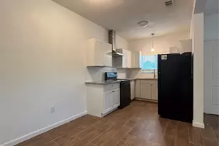 9834 Pelsey St Unit B St, Houston, TX 77029 - Photo 5