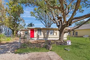 741 Vine St, Clute, TX 77531 - Photo 1