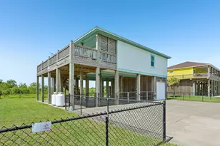 927 Magnolia Ln, Port Bolivar, TX 77650 - Photo 3