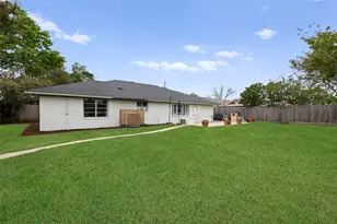 1426 Freedonia Dr, Houston, TX 77055 - Photo 29