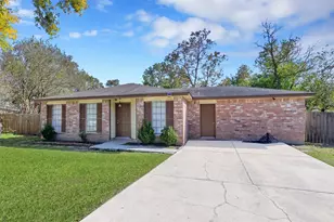 1018 Surrey Ct, Tomball, TX 77375 - Photo 3