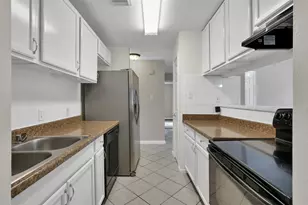 1018 Surrey Ct, Tomball, TX 77375 - Photo 13