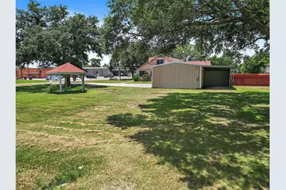 405 Park Street, Anahuac, TX 77514 - Photo 3