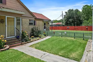 405 Park St, Anahuac, TX 77514 - Photo 5