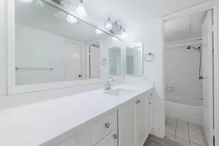 11201 Lynnbrook Dr, Houston, TX 77042 - Photo 11