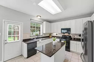 2413 Piney Woods Dr, Pearland, TX 77581 - Photo 9