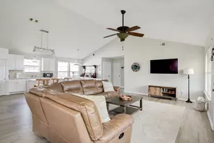 906 Meynig Dr, Crystal Beach, TX 77650 - Photo 9