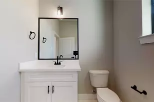 806 E 39th St, Houston, TX 77022 - Photo 17