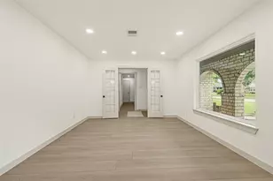 11306 Valley Spring Dr, Houston, TX 77043 - Photo 17