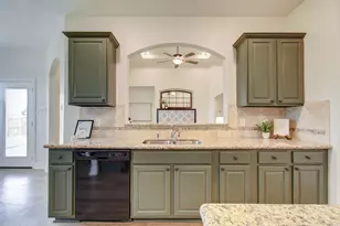 14018 Hawthorne Cir, Mont Belvieu, TX 77523 - Photo 13