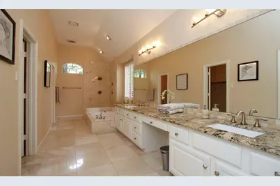 19 E Sunny Slope Circle, The Woodlands, TX 77381 - Photo 23