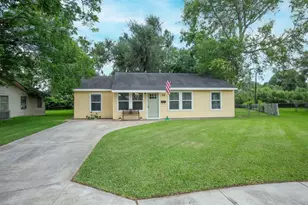 55 Elm Ct, Lake Jackson, TX 77566 - Photo 1