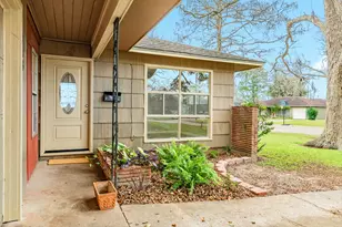 103 Palm Ln, Lake Jackson, TX 77566 - Photo 3