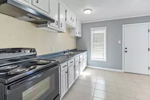 1112 8th St, Orange, TX 77630 - Photo 5
