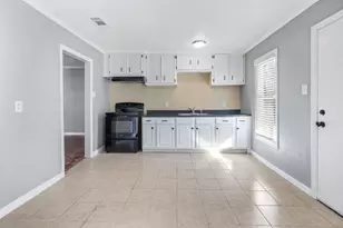 1112 8th St, Orange, TX 77630 - Photo 3