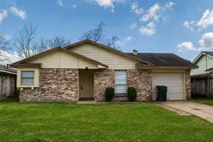 4826 Redfish Reef Dr, Bacliff, TX 77518 - Photo 1