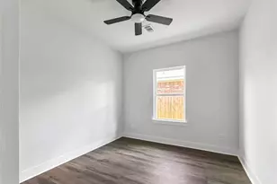 6010 Bobby Burns St, Houston, TX 77028 - Photo 15