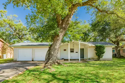 521 Sycamore Street, Lake Jackson, TX 77566 - Photo 1