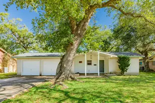 521 Sycamore St, Lake Jackson, TX 77566 - Photo 1