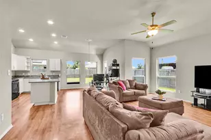 704 Mockingbird St, Navasota, TX 77868 - Photo 5
