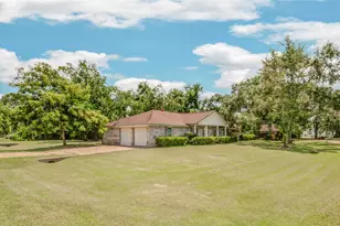 102 S Bow Dr, Jones Creek, TX 77541 - Photo 5