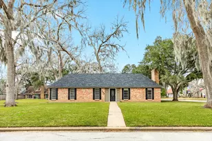 200 Wentworth Dr, West Columbia, TX 77486 - Photo 1