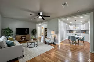 1009 W Snyder St, Alvin, TX 77511 - Photo 1