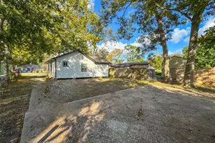 1009 W Snyder St, Alvin, TX 77511 - Photo 17