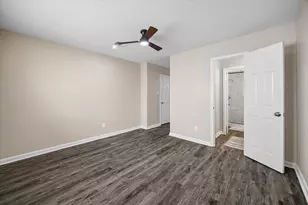 197 W Tri Oaks Ln, Houston, TX 77043 - Photo 17
