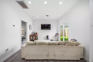 8614 Peachtree St, Houston, TX 77016 - Photo 11
